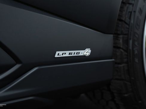 Used 2024 Lamborghini Huracan Sterrato image 9