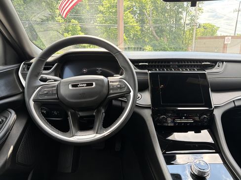 Used 2025 Jeep Grand Cherokee Altitude AWD/4WD image 13