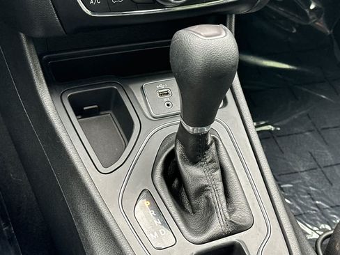Used 2019 Jeep Cherokee Latitude w/ Popular Appearance Group FWD image 21