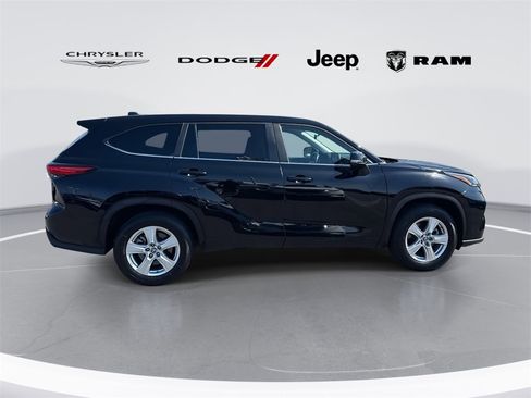 Used 2023 Toyota Highlander LE image 2