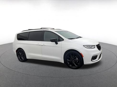 Used 2025 Chrysler Pacifica Limited FWD image 2