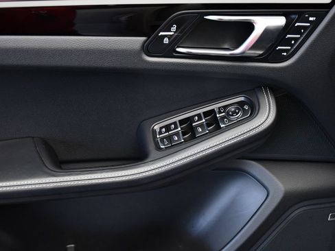 Certified 2024 Porsche Macan AWD/4WD image 35