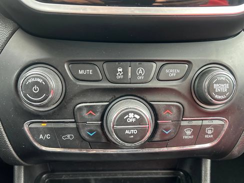 Used 2019 Jeep Cherokee Limited AWD/4WD image 26