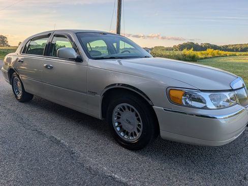 Used 2000 Lincoln Town Car Cartier RWD image 7