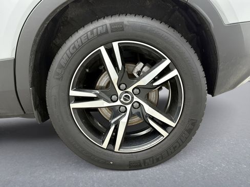 Used 2025 Volvo XC40 B5 Core image 26