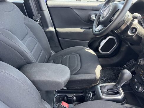 Used 2019 Jeep Renegade Latitude AWD/4WD image 8