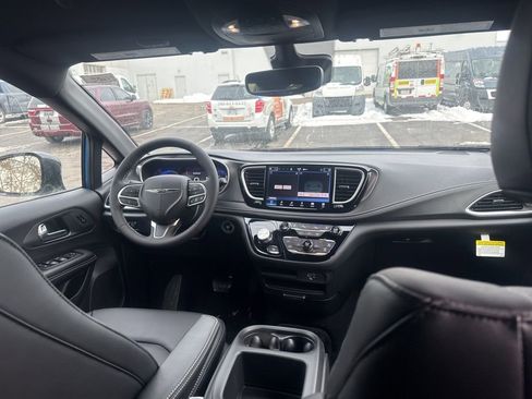 New 2026 Chrysler Pacifica Select image 3