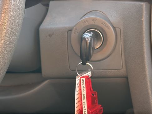 Used 2005 Jeep Grand Cherokee Laredo RWD image 24