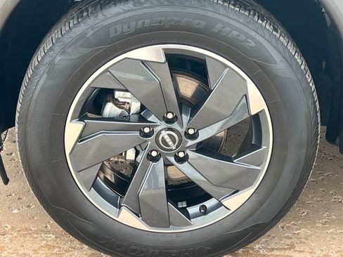 Used 2024 Nissan Rogue SV image 7