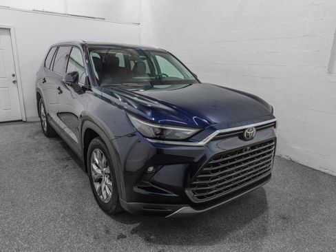 Used 2024 Toyota Grand Highlander AWD image 2