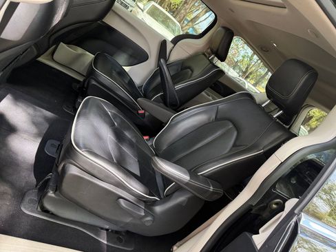 Used 2023 Chrysler Pacifica Limited image 35