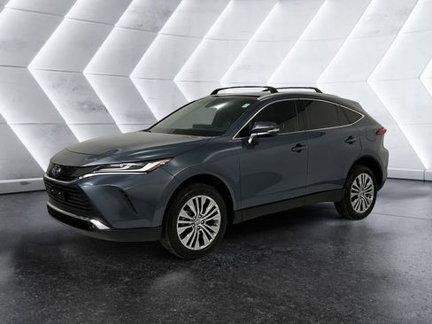 Used 2024 Toyota Venza XLE image 3