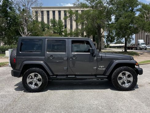 Used 2018 Jeep Wrangler Unlimited Sahara w/ Connectivity Group AWD/4WD image 6