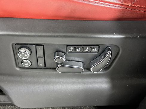 Used 2017 Bentley Bentayga image 13
