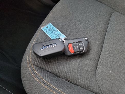 Used 2024 Jeep Wrangler Unlimited AWD/4WD image 27