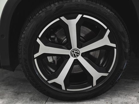Used 2025 Volkswagen Tiguan SE AWD/4WD image 7