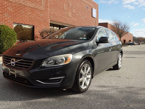 Used 2016 Volvo V60 T5 Premier w/ Convenience Package image 2