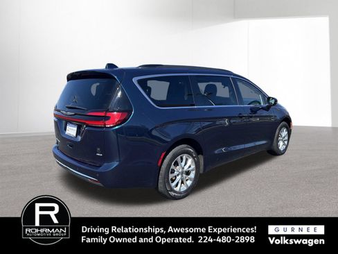 Used 2022 Chrysler Pacifica Touring-L AWD/4WD image 9