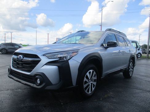 Used 2025 Subaru Outback Premium AWD/4WD image 1