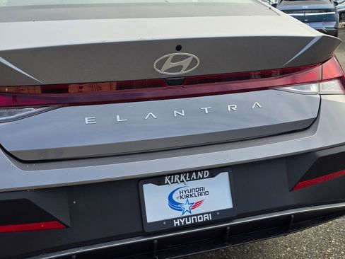 Certified 2025 Hyundai Elantra SE FWD image 13