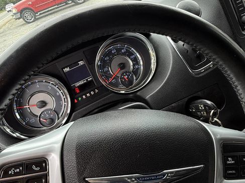 Used 2014 Chrysler Town & Country Touring image 12