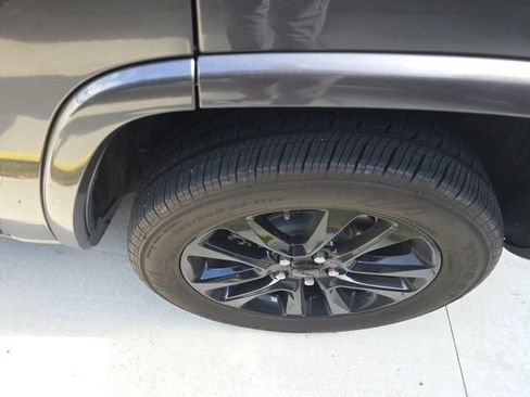 Used 2018 Jeep Grand Cherokee Altitude AWD/4WD image 3