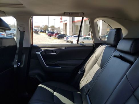 Used 2023 Toyota RAV4 XLE Premium FWD image 10