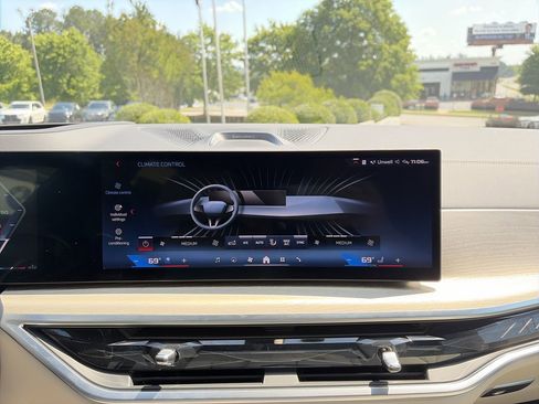 Certified 2025 BMW X7 M60i AWD/4WD image 25