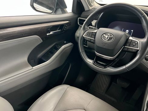 Used 2023 Toyota Highlander Platinum FWD image 12