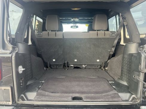 Used 2018 Jeep Wrangler Unlimited Sahara w/ Connectivity Group image 28