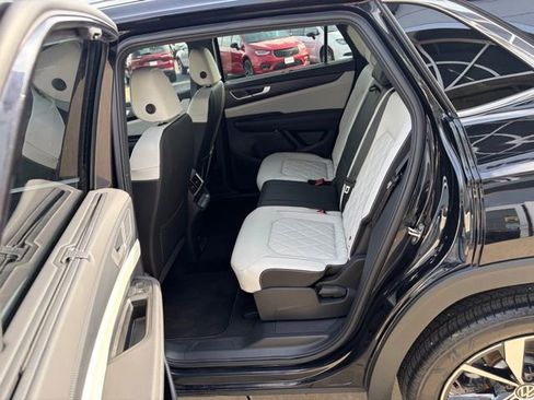 Used 2025 Volkswagen Atlas Cross Sport SEL Premium R-Line image 21