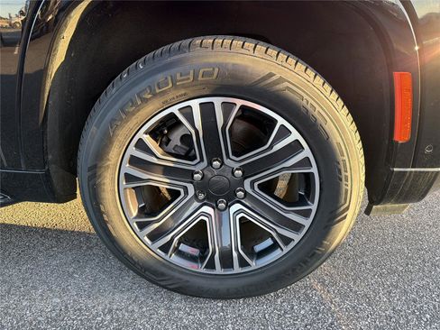 Used 2024 Jeep Wagoneer Series II w/ Flexible Seating Group image 10