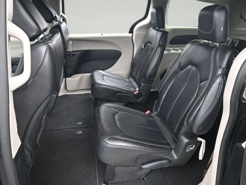 Used 2023 Chrysler Pacifica Touring-L FWD image 13