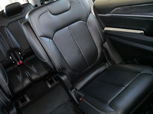Used 2023 Jeep Grand Cherokee L Limited w/ Black Appearance Package AWD/4WD image 14