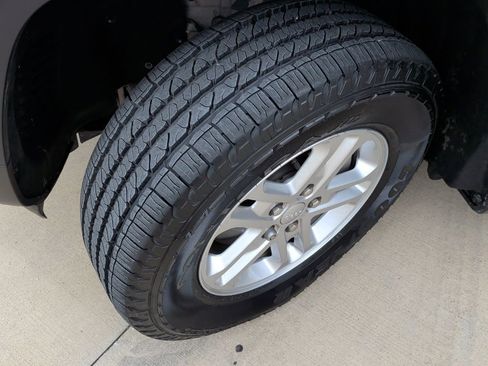 Used 2025 Jeep Grand Cherokee Laredo RWD image 45