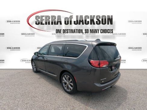 Used 2019 Chrysler Pacifica Limited w/ Advanced Safetytec Group FWD image 6