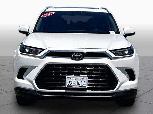 Used 2024 Toyota Grand Highlander AWD image 3