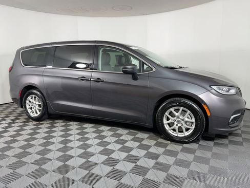 Used 2023 Chrysler Pacifica Touring-L image 6