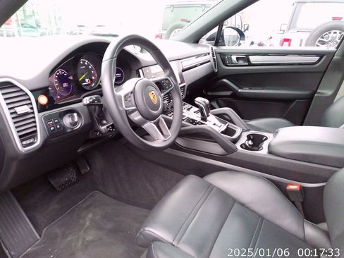 Used 2023 Porsche Cayenne Platinum Edition image 32