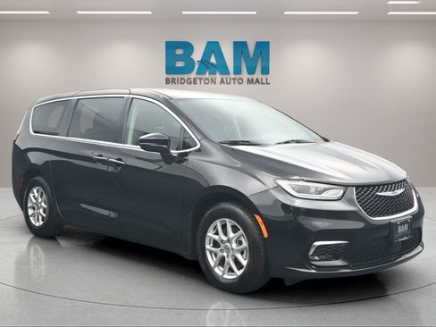 Used 2024 Chrysler Pacifica Touring-L FWD image 1