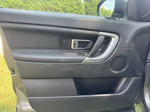 Used 2017 Land Rover Discovery Sport HSE image 11