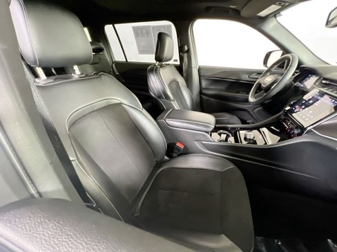 Used 2023 Jeep Grand Cherokee L Laredo AWD/4WD image 28