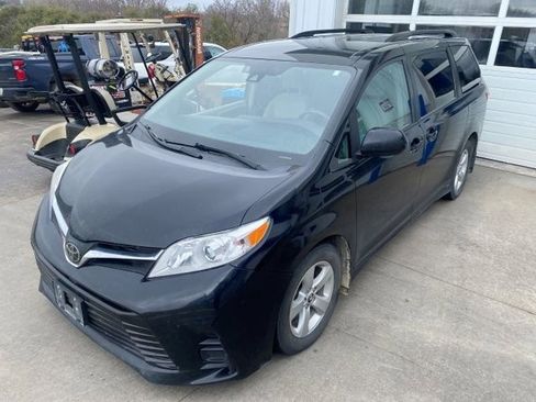Used 2019 Toyota Sienna LE image 1