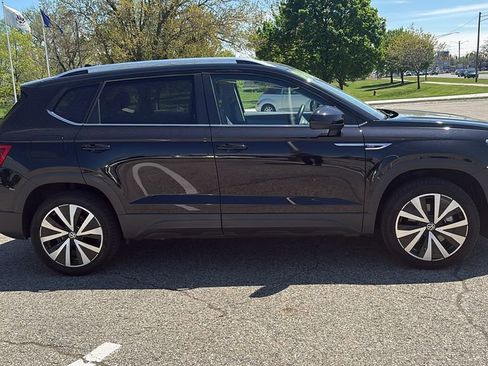 Used 2024 Volkswagen Taos SE image 2