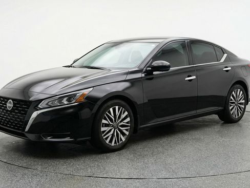Used 2025 Nissan Altima 2.5 SV FWD image 3