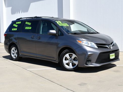 Used 2020 Toyota Sienna LE w/ Carpet Mat Package FWD image 2