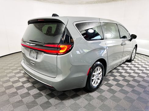 Used 2023 Chrysler Pacifica Touring-L FWD image 3
