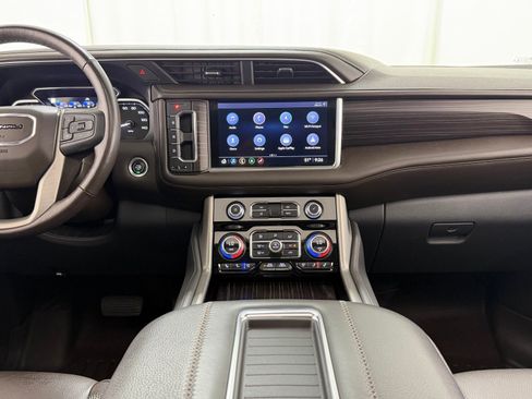 Used 2021 GMC Yukon Denali w/ Denali Premium Package AWD/4WD image 9