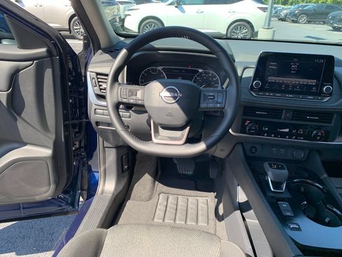 Used 2025 Nissan Rogue SV FWD image 14