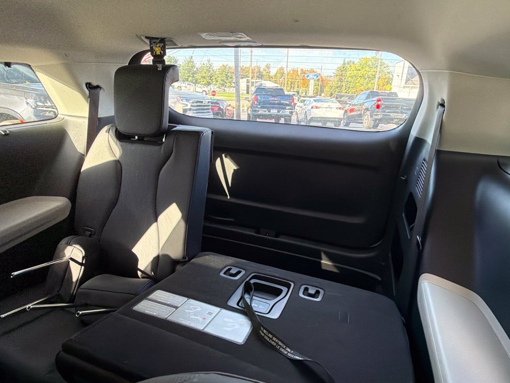 Used 2024 Kia Carnival EX FWD image 11